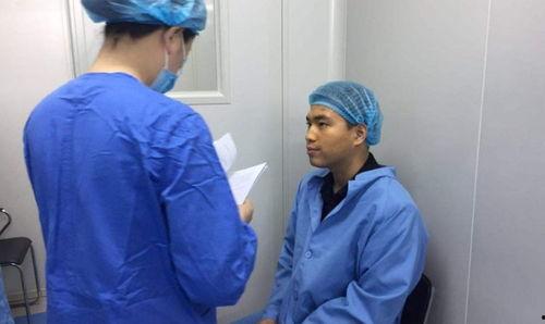 保姆让她的儿子钻进我卧室,引发家庭温馨瞬间